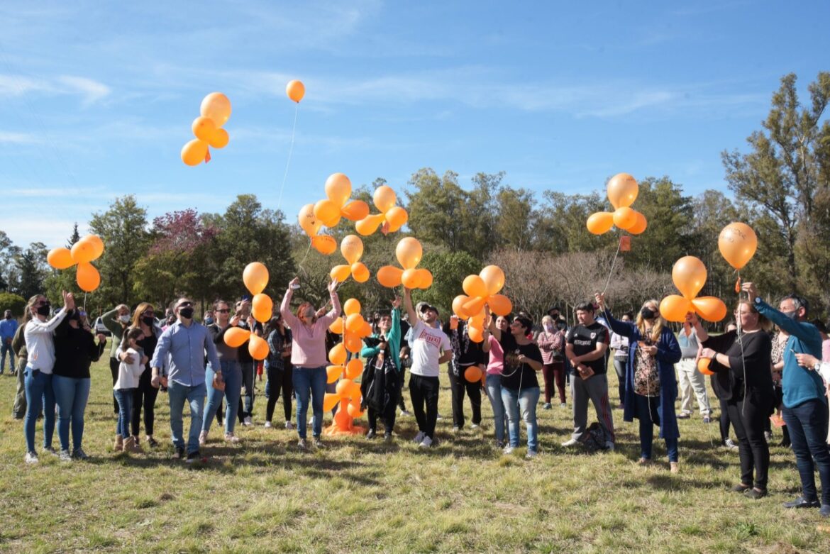 Suelta de globos por la prevención del suicidio en Arroyito