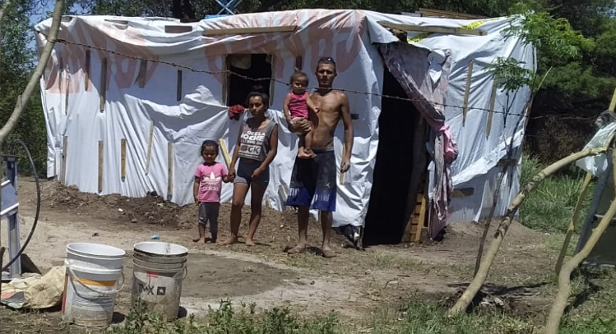 Río Primero: Una familia vive en una precaria vivienda hecha de silo bolsa