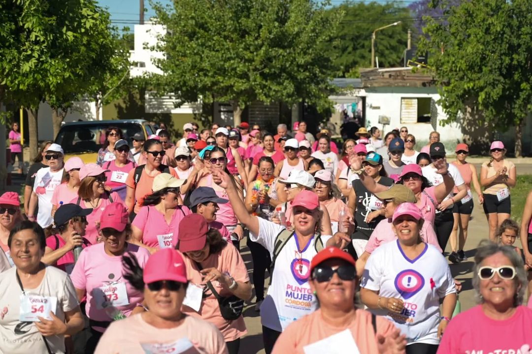 Arroyito: Más de 200 Personas Participaron en la Caminata Rosa para la Prevención del Cáncer de Mama