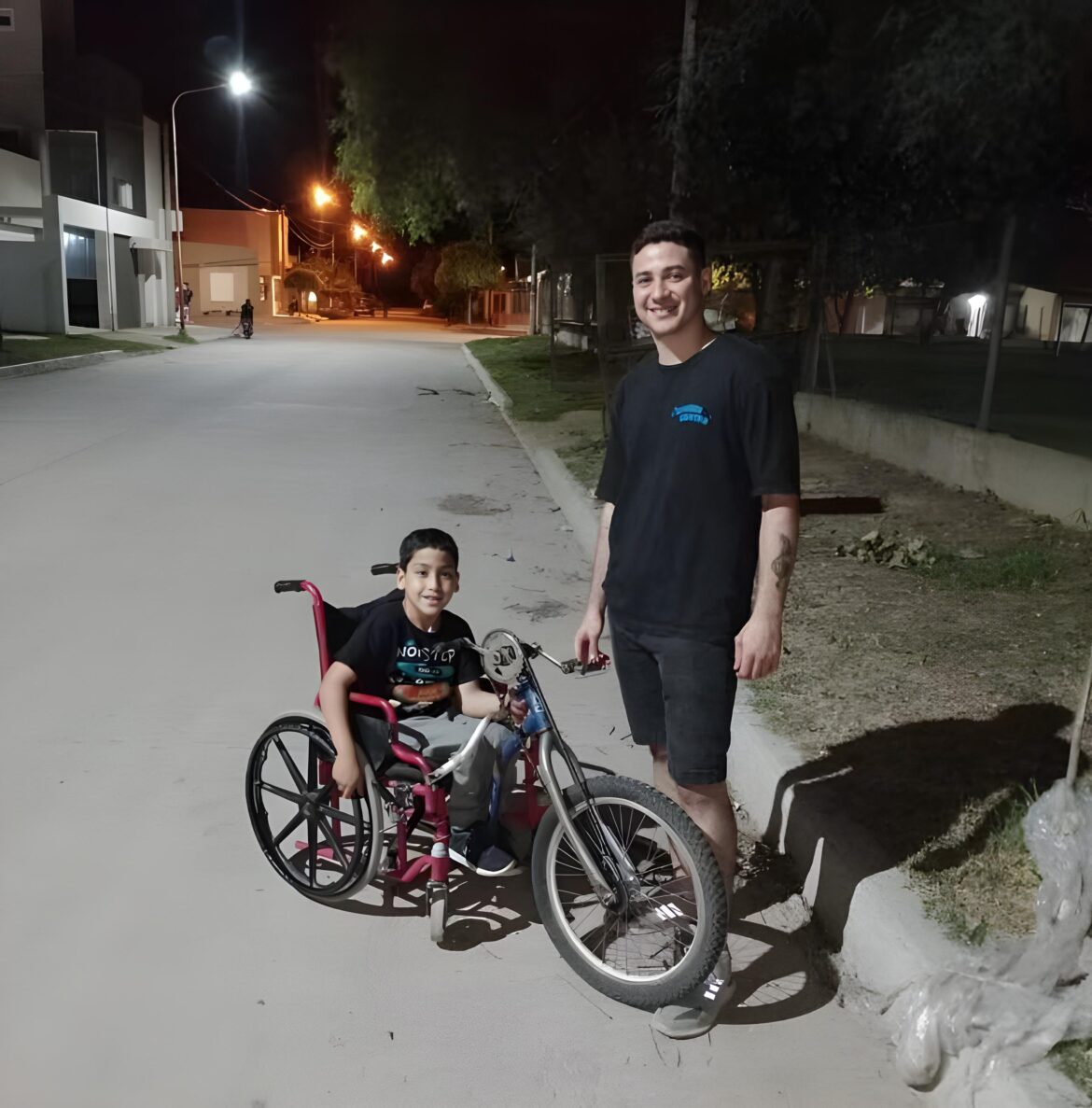 Leandro Lemos, el héroe del barrio: creó una bicicleta adaptada para Kevin, un niño que soñaba con jugar con sus amigos